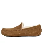 UGG Ascot Slipper Chestnut nazúvacie papuče gaštanové — produktová fotografia na bielom pozadí, bočný pohľad