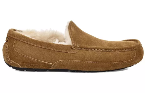 UGG Ascot Slipper Chestnut nazúvacie papuče gaštanové — produktová fotografia na bielom pozadí, bočný pohľad
