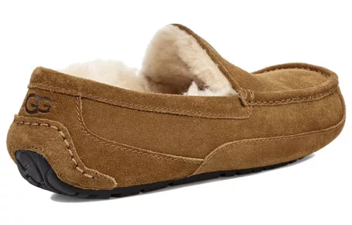 UGG Ascot Slipper Chestnut nazúvacie papuče gaštanové — produktová fotografia na bielom pozadí, bočný pohľad