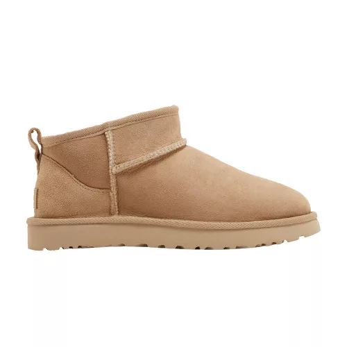 UGG Classic Ultra Mini Boot Antilope dámske členkové topánky — produktová fotografia na bielom pozadí, bočný pohľad