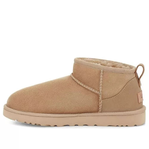 UGG Classic Ultra Mini Boot Antilope dámske členkové topánky — produktová fotografia na bielom pozadí, bočný pohľad
