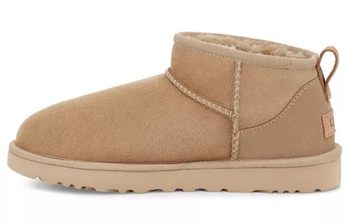UGG Classic Ultra Mini Boot Antilope dámske členkové topánky — produktová fotografia na bielom pozadí, bočný pohľad