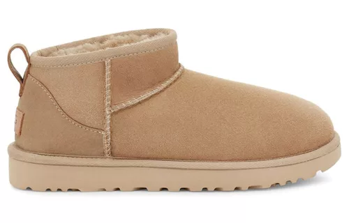 UGG Classic Ultra Mini Boot Antilope dámske členkové topánky — produktová fotografia na bielom pozadí, bočný pohľad