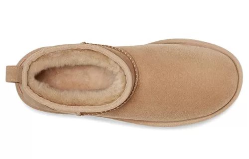 UGG Classic Ultra Mini Boot Antilope dámske členkové topánky — produktová fotografia na bielom pozadí, bočný pohľad