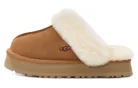 UGG Disquette Slipper Chestnut dámske nazúvacie papuče gaštanové — produktová fotografia na bielom pozadí, bočný pohľad