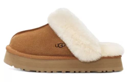 UGG Disquette Slipper Chestnut dámske nazúvacie papuče gaštanové — produktová fotografia na bielom pozadí, bočný pohľad