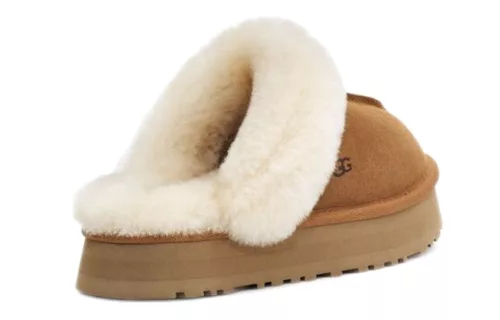UGG Disquette Slipper Chestnut dámske nazúvacie papuče gaštanové — produktová fotografia na bielom pozadí, bočný pohľad