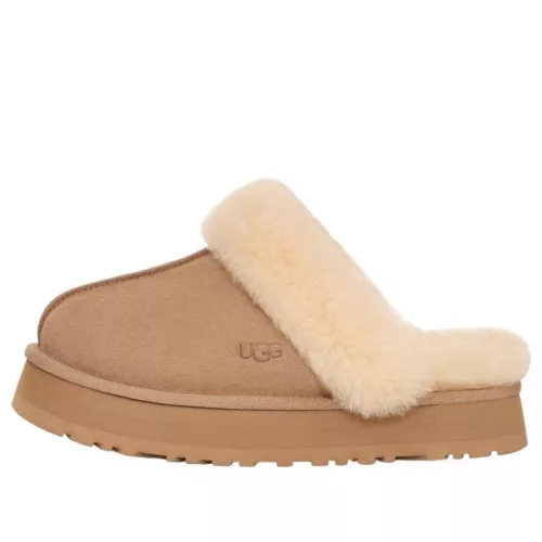 UGG Disquette Slipper Sand dámske nazúvacie papuče pieskové — produktová fotografia na bielom pozadí, bočný pohľad