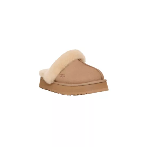 UGG Disquette Slipper Sand dámske nazúvacie papuče pieskové — produktová fotografia na bielom pozadí, bočný pohľad