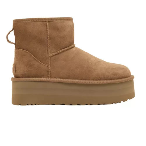 UGG Classic Mini Platform Boot Chestnut dámske členkové topánky gaštanové — produktová fotografia na bielom pozadí, bočný pohľad