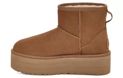 UGG Classic Mini Platform Boot Chestnut dámske členkové topánky gaštanové — produktová fotografia na bielom pozadí, bočný pohľad