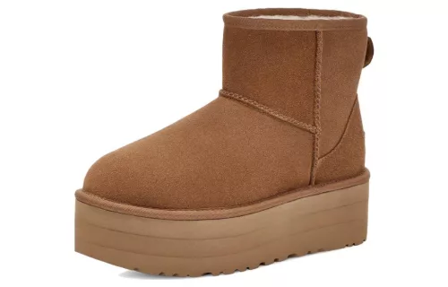UGG Classic Mini Platform Boot Chestnut dámske členkové topánky gaštanové — produktová fotografia na bielom pozadí, bočný pohľad