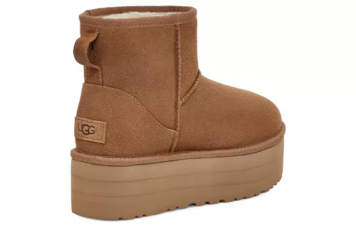 UGG Classic Mini Platform Boot Chestnut dámske členkové topánky gaštanové — produktová fotografia na bielom pozadí, bočný pohľad