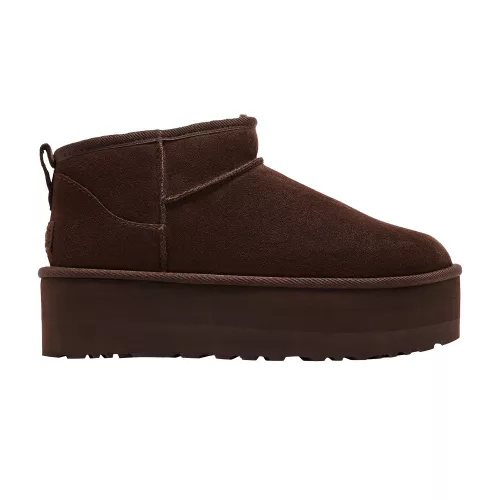 UGG Classic Ultra Mini Platform Boot Burnt Cedar dámske členkové topánky čokoládové — produktová fotografia na bielom pozadí, bočný pohľad