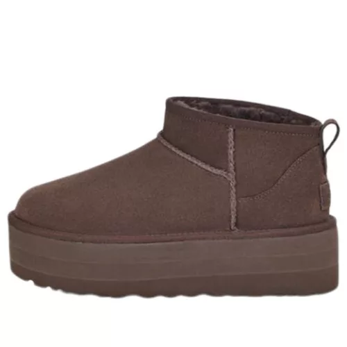 UGG Classic Ultra Mini Platform Boot Burnt Cedar dámske členkové topánky čokoládové — produktová fotografia na bielom pozadí, bočný pohľad