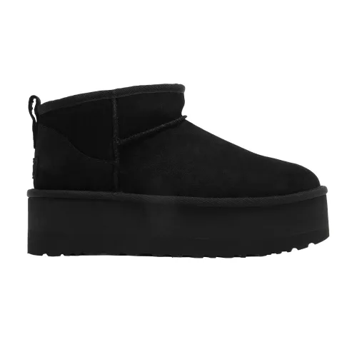 UGG Classic Ultra Mini Platform Boot Black dámske členkové topánky čierne — produktová fotografia na bielom pozadí, bočný pohľad