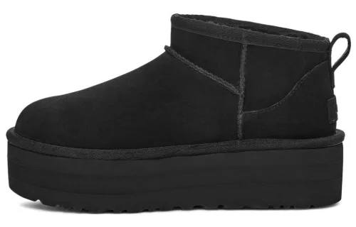 UGG Classic Ultra Mini Platform Boot Black dámske členkové topánky čierne — produktová fotografia na bielom pozadí, bočný pohľad