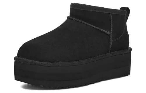 UGG Classic Ultra Mini Platform Boot Black dámske členkové topánky čierne — produktová fotografia na bielom pozadí, bočný pohľad