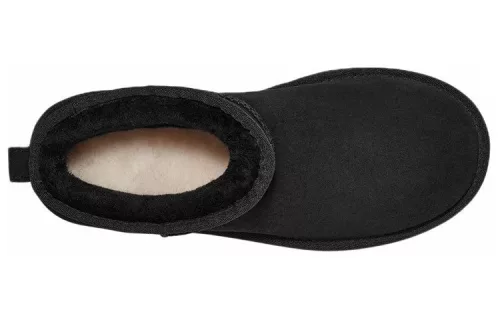 UGG Classic Ultra Mini Platform Boot Black dámske členkové topánky čierne — produktová fotografia na bielom pozadí, bočný pohľad