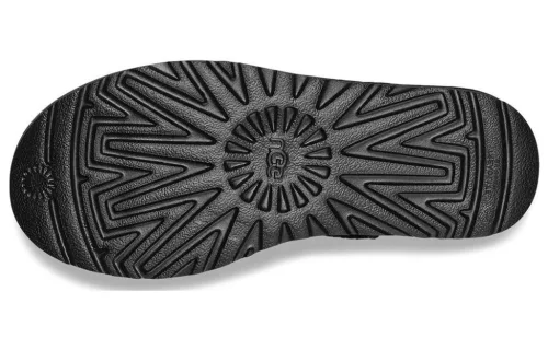 UGG Classic Ultra Mini Platform Boot Black dámske členkové topánky čierne — produktová fotografia na bielom pozadí, bočný pohľad