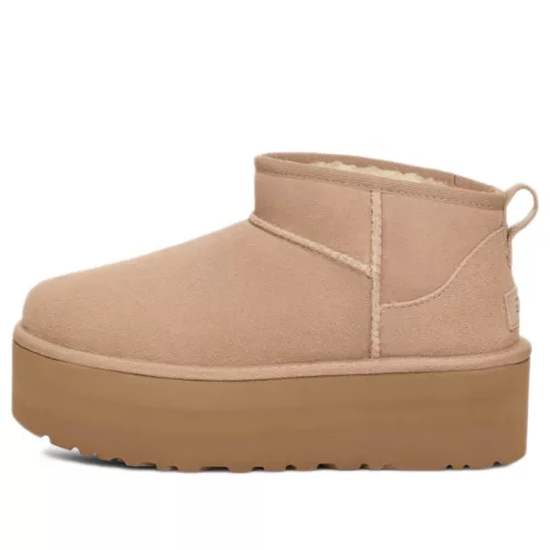 UGG Classic Ultra Mini Platform Boot Sand dámske členkové topánky pieskové — produktová fotografia na bielom pozadí, bočný pohľad
