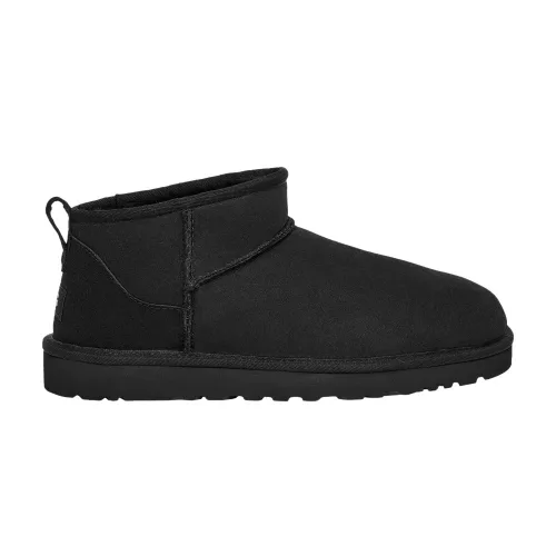 UGG Classic Ultra Mini Boot Black členkové topánky čierne — produktová fotografia na bielom pozadí, bočný pohľad