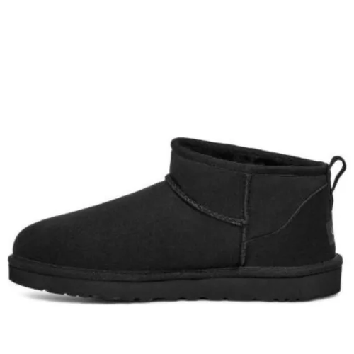 UGG Classic Ultra Mini Boot Black členkové topánky čierne — produktová fotografia na bielom pozadí, bočný pohľad
