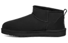 UGG Classic Ultra Mini Boot Black členkové topánky čierne — produktová fotografia na bielom pozadí, bočný pohľad