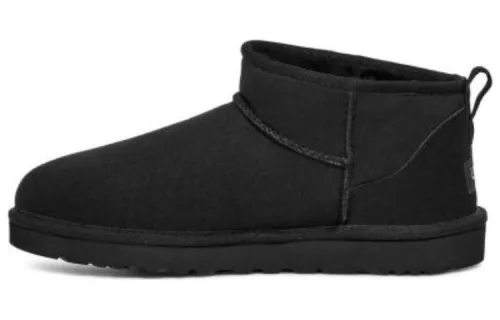 UGG Classic Ultra Mini Boot Black členkové topánky čierne — produktová fotografia na bielom pozadí, bočný pohľad