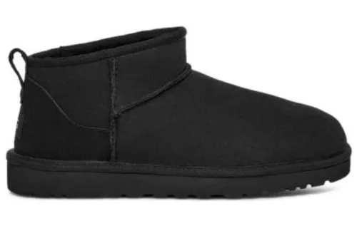 UGG Classic Ultra Mini Boot Black členkové topánky čierne — produktová fotografia na bielom pozadí, bočný pohľad