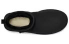 UGG Classic Ultra Mini Boot Black členkové topánky čierne — produktová fotografia na bielom pozadí, bočný pohľad