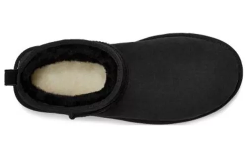 UGG Classic Ultra Mini Boot Black členkové topánky čierne — produktová fotografia na bielom pozadí, bočný pohľad