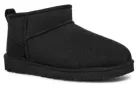UGG Classic Ultra Mini Boot Black členkové topánky čierne — produktová fotografia na bielom pozadí, bočný pohľad
