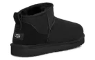 UGG Classic Ultra Mini Boot Black členkové topánky čierne — produktová fotografia na bielom pozadí, bočný pohľad