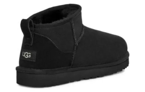 UGG Classic Ultra Mini Boot Black členkové topánky čierne — produktová fotografia na bielom pozadí, bočný pohľad