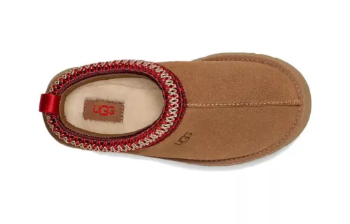 UGG Tazz Slipper Chestnut detské nazúvacie papuče gaštanové — produktová fotografia na bielom pozadí, bočný pohľad