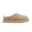 UGG Tazz Slipper Sand detské nazúvacie papuče pieskové — produktová fotografia na bielom pozadí, bočný pohľad