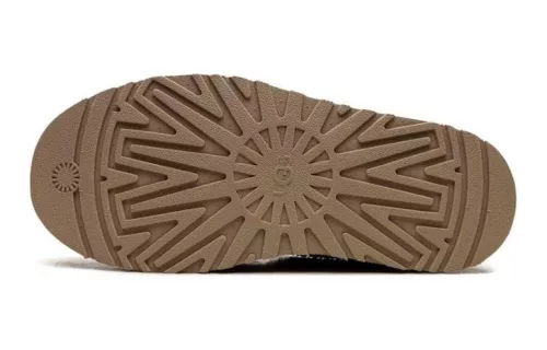 UGG Tazz Slipper Sand detské nazúvacie papuče pieskové — produktová fotografia na bielom pozadí, bočný pohľad