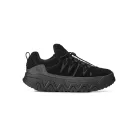 UGG CapTrail Low Black nízke topánky čierne — produktová fotografia na bielom pozadí, bočný pohľad