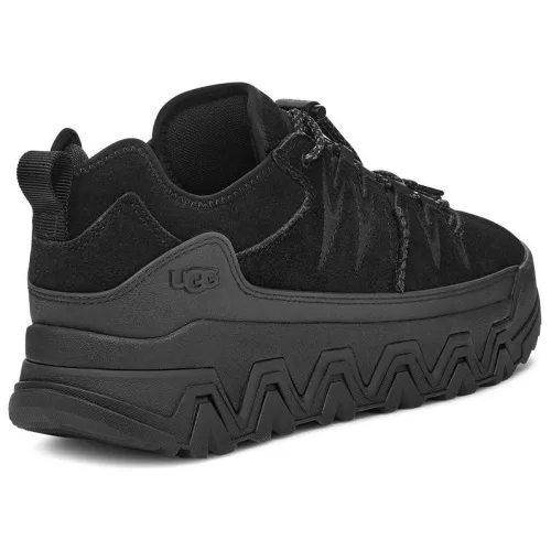 UGG CapTrail Low Black nízke topánky čierne — produktová fotografia na bielom pozadí, bočný pohľad