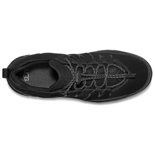 UGG CapTrail Low Black nízke topánky čierne — produktová fotografia na bielom pozadí, bočný pohľad