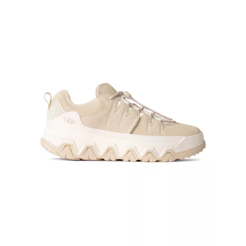 UGG CapTrail Low Light Beige nízke topánky béžové — produktová fotografia na bielom pozadí, bočný pohľad
