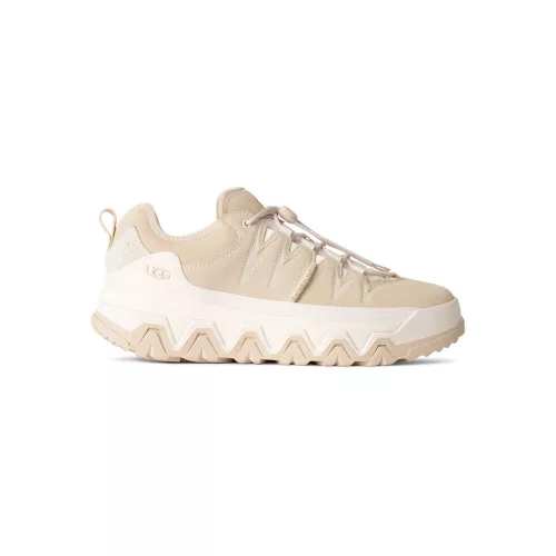 UGG CapTrail Low Light Beige nízke topánky béžové — produktová fotografia na bielom pozadí, bočný pohľad