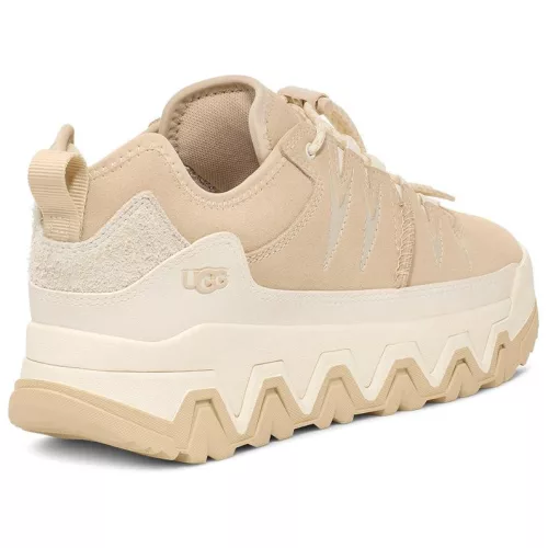 UGG CapTrail Low Light Beige nízke topánky béžové — produktová fotografia na bielom pozadí, bočný pohľad