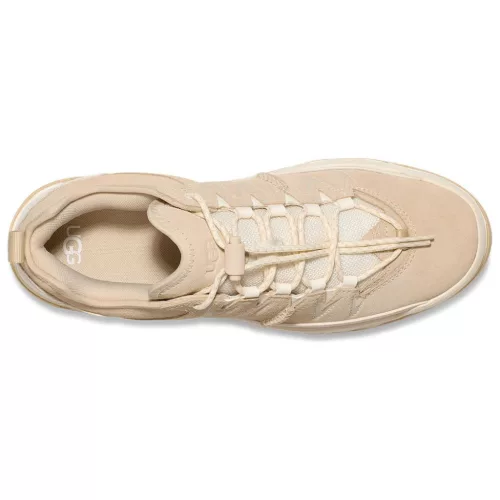 UGG CapTrail Low Light Beige nízke topánky béžové — produktová fotografia na bielom pozadí, bočný pohľad