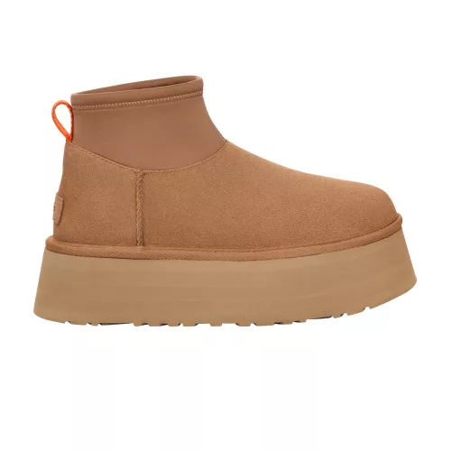 UGG Classic Mini Dipper Boot Chestnut dámske členkové topánky gaštanové — produktová fotografia na bielom pozadí, bočný pohľad