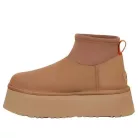 UGG Classic Mini Dipper Boot Chestnut dámske členkové topánky gaštanové — produktová fotografia na bielom pozadí, bočný pohľad