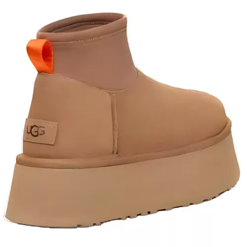 UGG Classic Mini Dipper Boot Chestnut dámske členkové topánky gaštanové — produktová fotografia na bielom pozadí, bočný pohľad