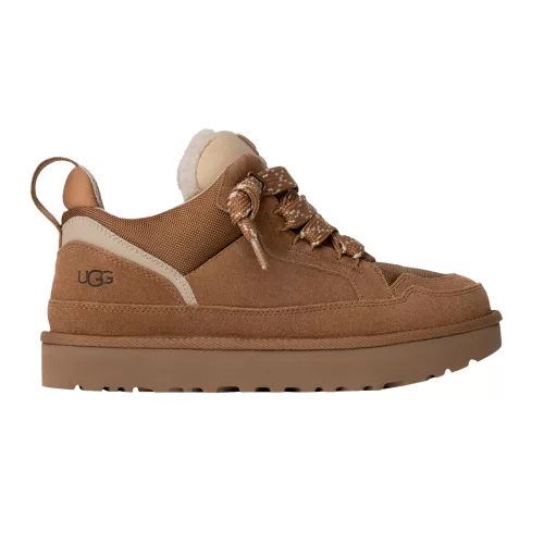UGG Lowmel Chestnut nazúvacie papuče gaštanové — produktová fotografia na bielom pozadí, bočný pohľad