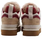 UGG Lowmel Driftwood Biking Red nazúvacie papuče červené — produktová fotografia na bielom pozadí, bočný pohľad